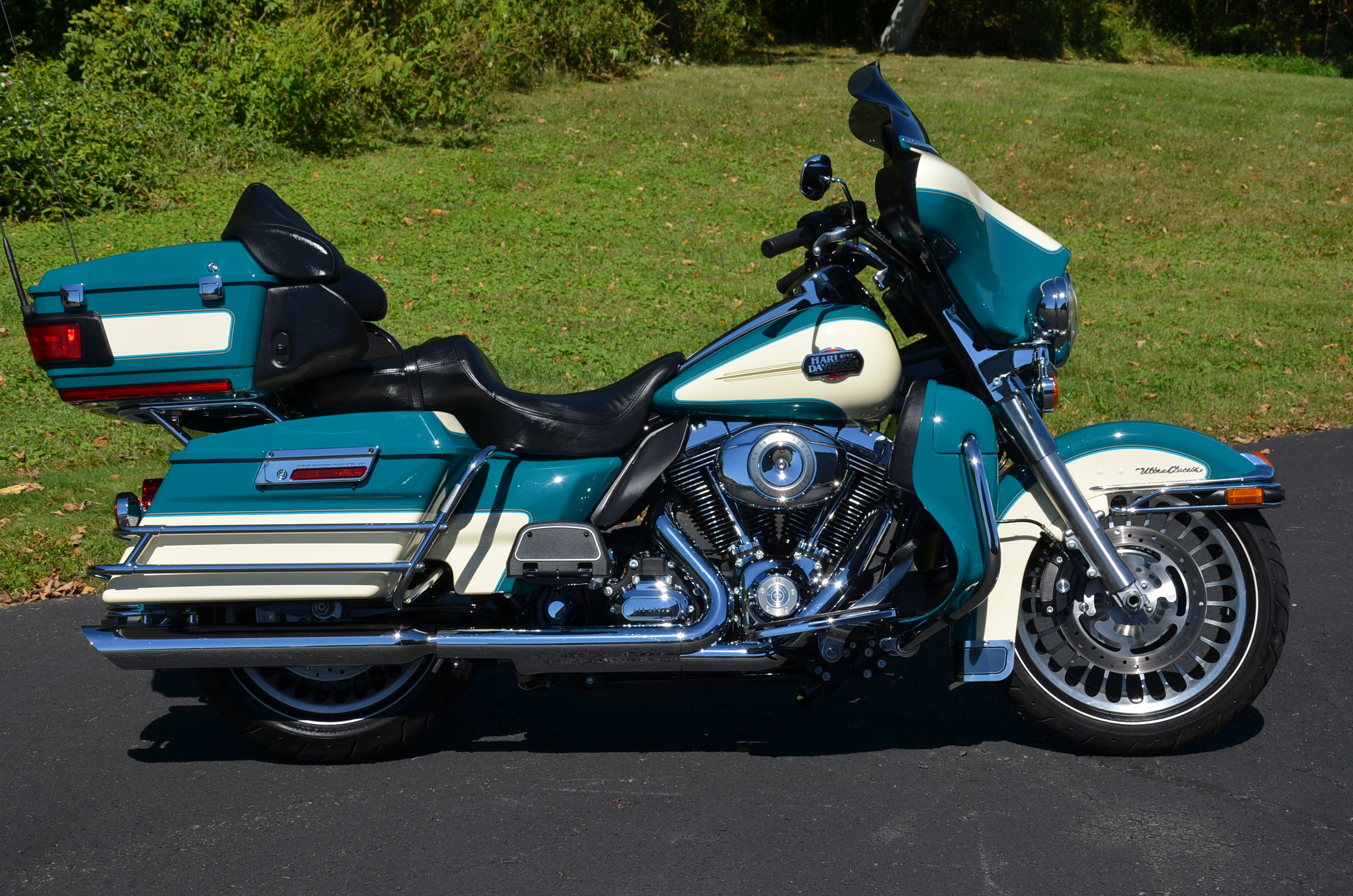 Buy 2009 RARE 2-TONE HARLEY DAVIDSON ELECTRA GLIDE ULTRA on 2040-motos